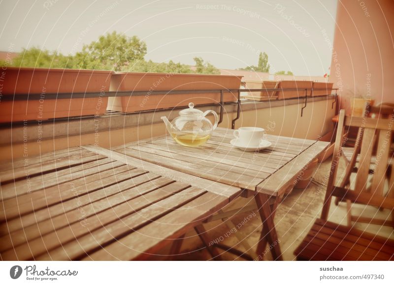 tschüss, liebe anne ... Stadt Gebäude Balkon braun ausdruckslos Tisch Kot Teekanne Teetasse Holz Farbfoto Gedeckte Farben Außenaufnahme Menschenleer