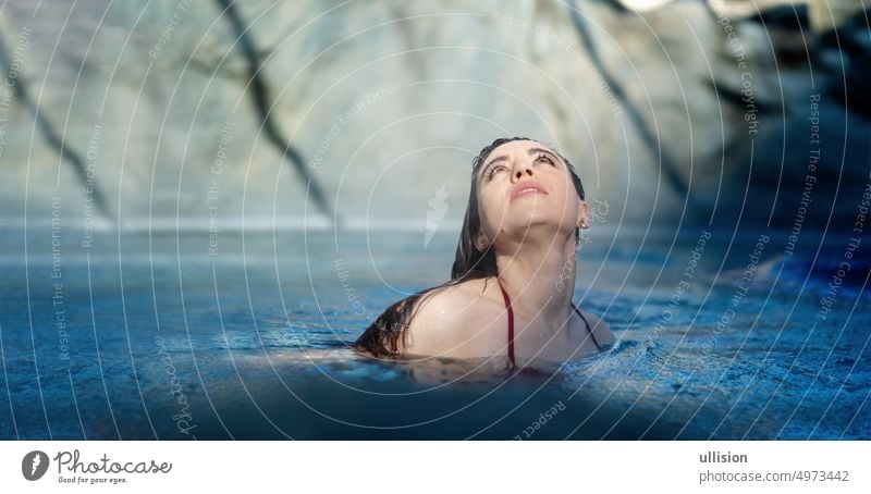 Porträt der schönen reifen Frau mit dunklen Haaren entspannt sich glücklich im Urlaub Sommersonne in der blauen Spa-Wellness-Whirlpool, hob die Augen, Blick auf den sonnigen Himmel