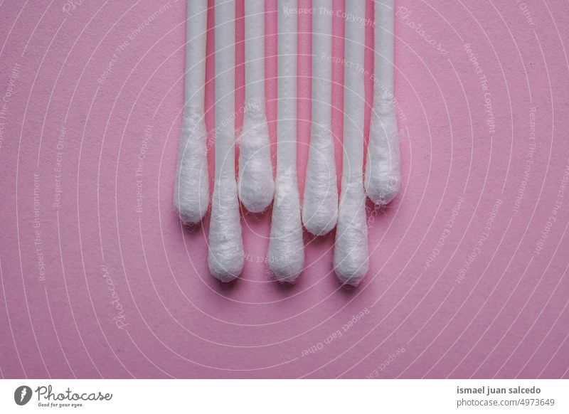 Wattestäbchen auf rosa Hintergrund, Kosmetik und Hygiene Baumwolle Abstriche Werkzeug hygienisch hygienisches Produkt Objekt kleben Sauberkeit Medizin weiß