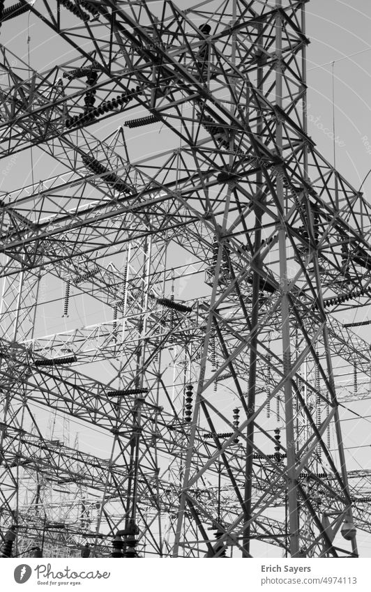 Elektrizitätswerk schwarz und weiß Energiezentrum Elektrisches Gerät Industrie Strommast