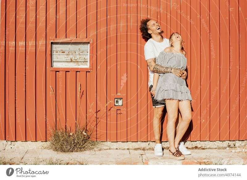 Glückliches Paar umarmt auf der Straße in sonnigen Tag Umarmen Liebe Zusammensein Partnerschaft Zuneigung romantisch Umarmung sanft Hipster lässig Bonden urban