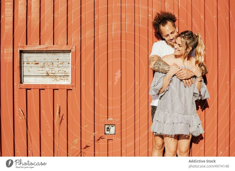 Glückliches Paar umarmt auf der Straße in sonnigen Tag Umarmen Liebe Zusammensein Partnerschaft Zuneigung romantisch Umarmung sanft Hipster lässig Bonden urban