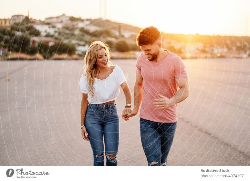 Junges Paar lacht zusammen auf der Straße in der Dämmerung Liebe Glück Umarmung Partnerschaft Stadt Freundin heiter Sonnenuntergang aufgeregt Angebot Lachen