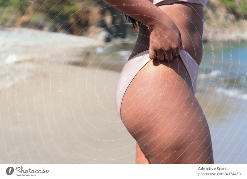 Crop ethnische Frau im Bikini am Strand Frauenunterhose MEER Sommer Körper Dehnungsstreifen Kurve Urlaub Meeresufer Badebekleidung Feiertag Wasser stehen