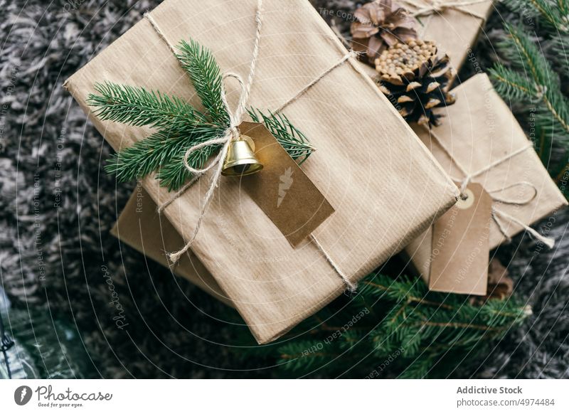 Schönes traditionelles handgemachtes Weihnachtsgeschenk im Innenbereich Weihnachten Überraschung Kasten Freizeit Verpackung Feier fröhlich Geschenk gold Hand