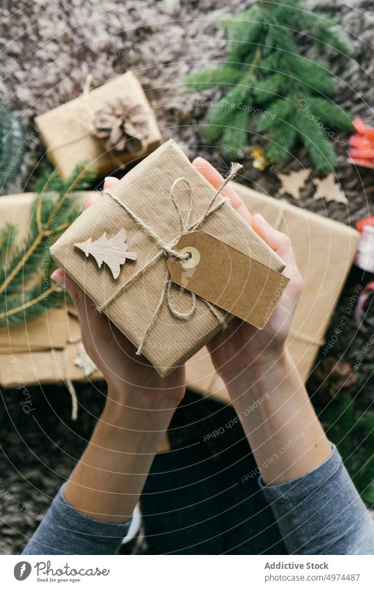 Nahaufnahme von Frau Hände halten ein handgefertigtes Weihnachtsgeschenk im Innenbereich Weihnachten Überraschung Kasten Freizeit Verpackung Feier fröhlich