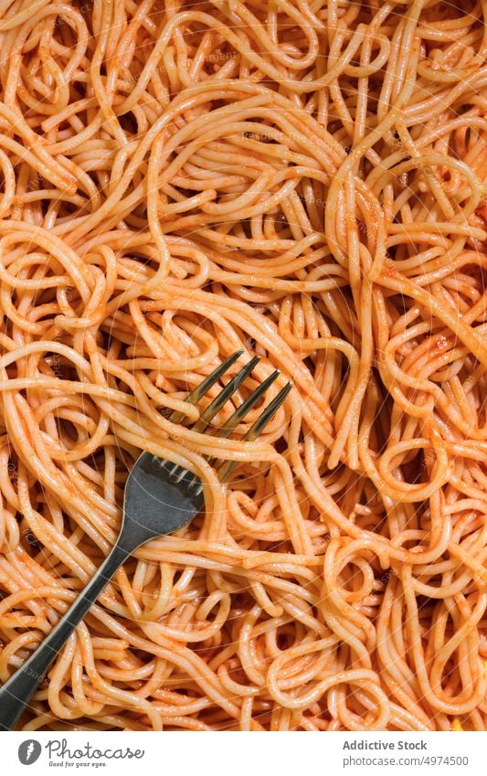 Leckere Spaghetti auf dem Teller mit roter Soße und Gabel Saucen Feinschmecker Küche Nudeln Speise Mahlzeit Abendessen Spätzle Lebensmittel lecker traditionell