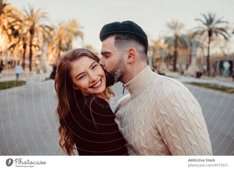 junges attraktives Paar, das sich in der Stadt trifft Küssen Wange urban Großstadt laufen Barcelona Beteiligung Hände Datierung Mann Liebe Frau Spanien schwarz