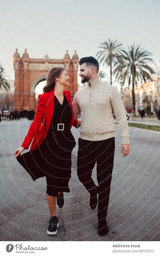 junges attraktives Paar beim Spaziergang in der Stadt urban Großstadt laufen Barcelona Beteiligung Hände Datierung Mann Straße Menschen Liebe Frau Mädchen