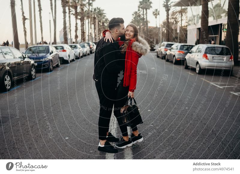 junges attraktives Paar beim Spaziergang in der Stadt urban Großstadt laufen Barcelona Beteiligung Hände Datierung Mann Straße Menschen Liebe Frau Mädchen