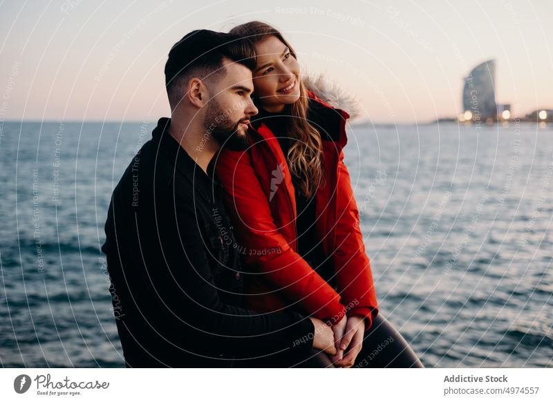 Junges romantisches Paar hält Hände am Strand Liebe Barcelona Beteiligung Lächeln Datierung Winter jung Typ Mädchen Menschen Freunde Lachen Glück Mann Frau kalt