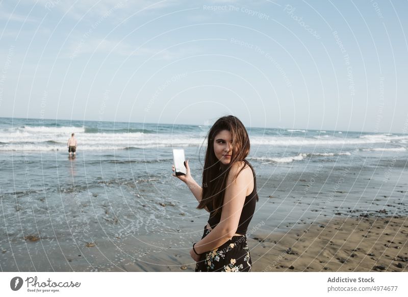 Junge Frau fotografiert am Strand unter Bild Telefon Natur Mobile schön jung Foto Fotokamera MEER reisen Beteiligung Sommer Person Menschen klug Mädchen
