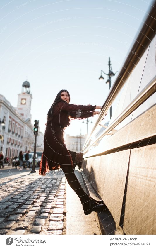 Porträt einer jungen Frau an der Puerta del Sol in Madrid erhängen Geländer puerta del sol Großstadt schön Glück attraktiv Urlaub hübsch urban Tourist