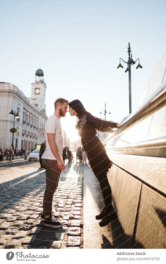 Küssendes Paar an der Puerta del Sol in Madrid Großstadt schön jung Frau Glück attraktiv Liebe Urlaub Kuss hübsch urban Familie Romantik Valentinsgruß