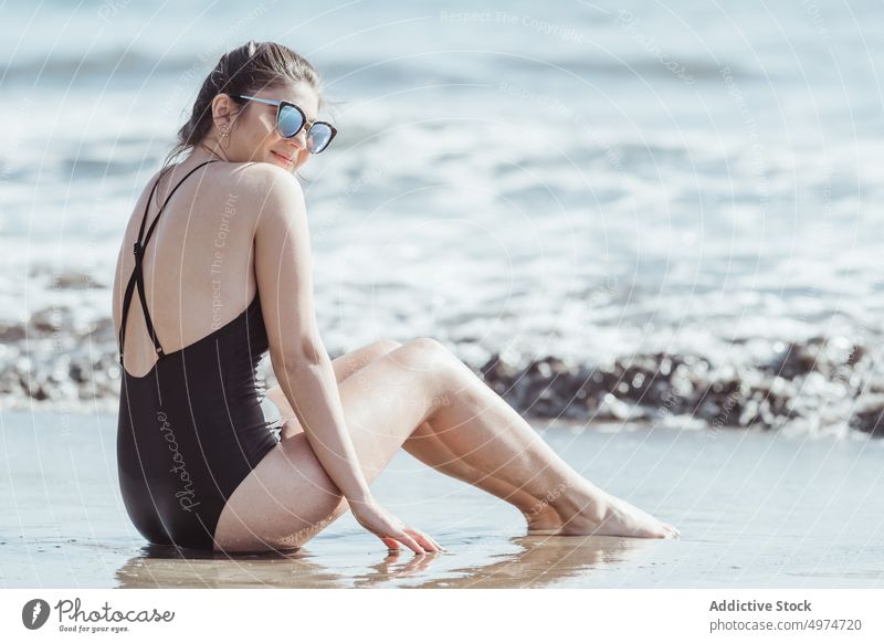 Nachdenkliche junge Frau mit Sonnenbrille am Meeresstrand sitzend Strand MEER Schönheit Sommer sich[Akk] entspannen Behaarung Mädchen Natur schön Sonnenaufgang