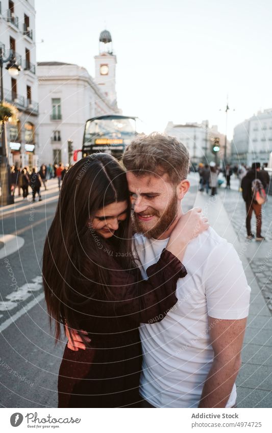 Romantisches junges Paar in den Straßen der Stadt Großstadt umarmend schüchtern Madrid Umarmung Alcala schön Frau Glück attraktiv Liebe Urlaub Kuss hübsch