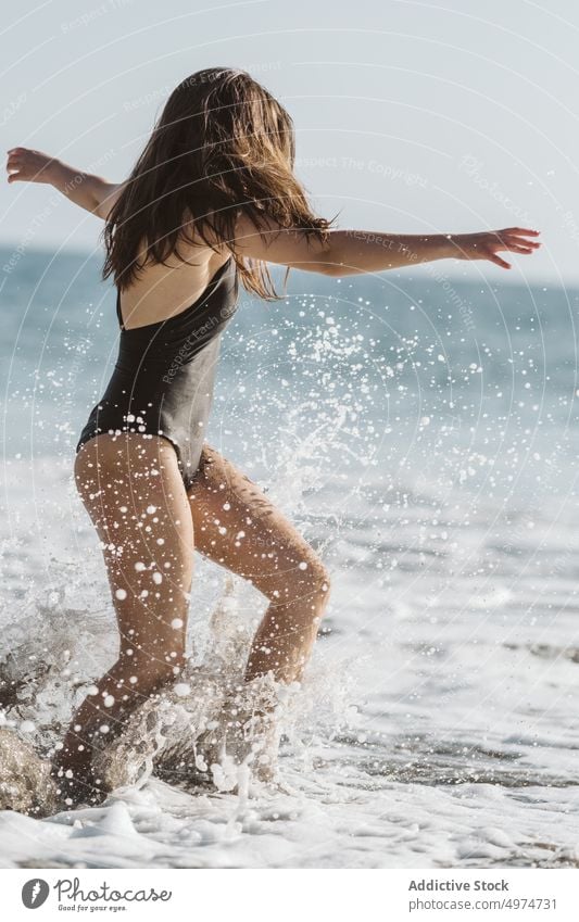 Frau spielt mit Meereswellen an einem sonnigen Tag MEER Person Spaß Urlaub im Freien Sommer Freude winken jung Mädchen Feiertag Natur Wasser Strand reisen