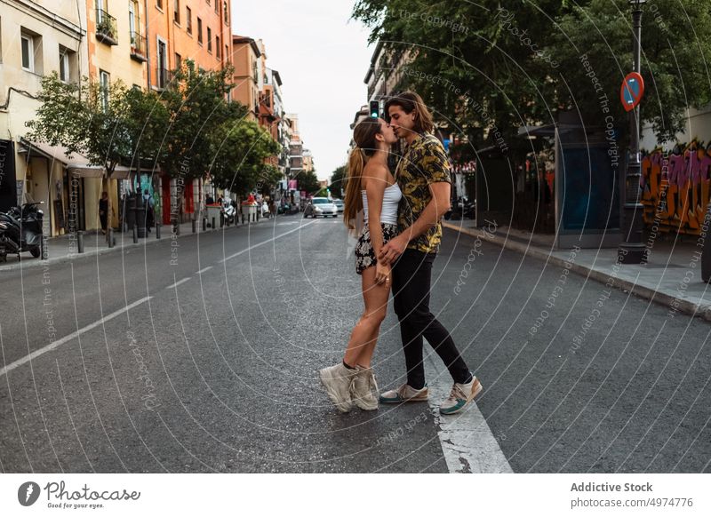 Küssendes Paar auf städtischem Hintergrund Kuss Zusammensein verliebt kuscheln Harmonie Sommer jung Teenager romantisch Glück Partnerschaft Lächeln Liebe sanft