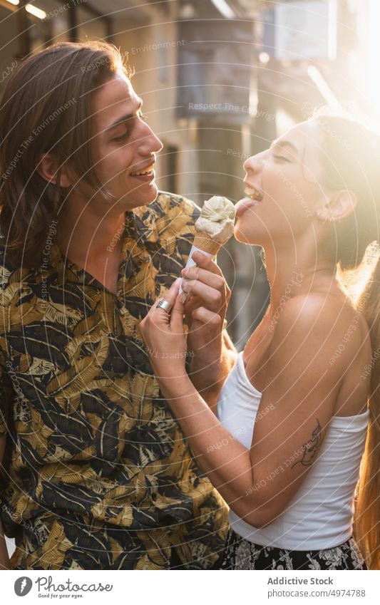 Fröhliches Paar isst Eis auf der Straße verliebt Speiseeis Dessert Valentinsgruß Sommer romantisch Spaß haben essen Zuneigung Sonnenuntergang Glück