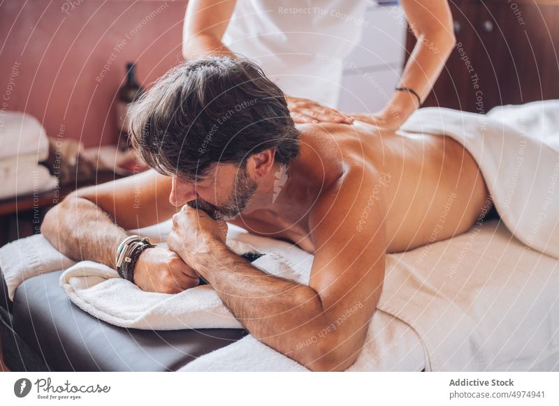 Masseurin arbeitet mit dem Rücken des Mannes Therapie Salon Gesundheit Massage Uniform Liege Körper Behandlung Pflege Schönheit Spa ruhen sich[Akk] entspannen
