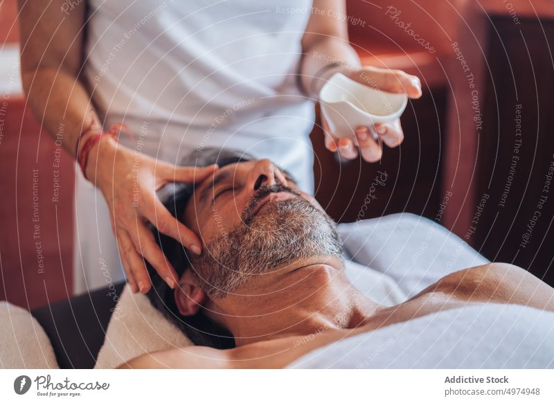 Erwachsener Mann genießt Kopfmassage Massage Gesicht Therapie Gesundheit Uniform weiß Körper Salon Behandlung Pflege Schönheit Spa ruhen sich[Akk] entspannen