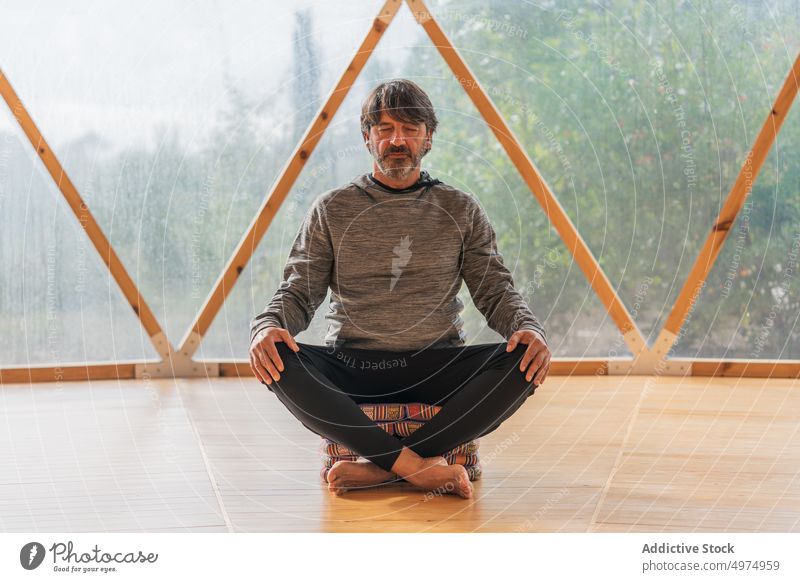 Bärtiger Mann mittleren Alters entspannt sich im Kurort meditieren sich[Akk] entspannen Resort Therapie Windstille Zen Yoga Lifestyle mittleres Alter