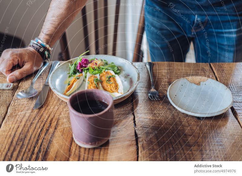 Gesichtsloser Mann beim Frühstück in der Morgenstunde Speise Lebensmittel Tisch Mahlzeit Stil lässig serviert Keramik Bruschetta Kaffee Getränk fettarm männlich