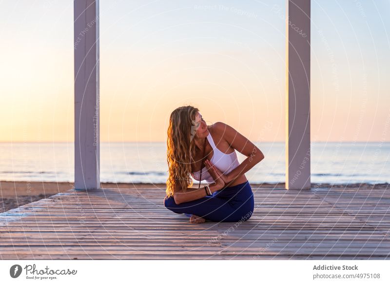 Flexible Frau macht Yoga am Strand Pose Asana Sonnenaufgang Seeküste Dehnung üben Konzentration Harmonie Gesundheit Gleichgewicht sich[Akk] entspannen
