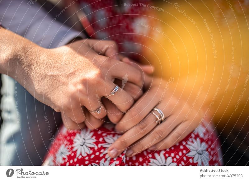 Crop-Paar hält Hände und kuschelt im Sonnenlicht Händchenhalten Umarmung kuscheln Liebe Zuneigung romantisch Zusammensein Partnerschaft Stil schließen Glück