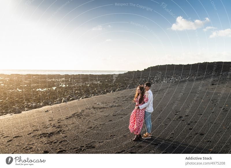 Romantisches junges ethnisches Paar kuschelt an einem sonnigen Tag am Meeresstrand Umarmen romantisch Liebe Strand MEER Glück Zuneigung sanft Zusammensein