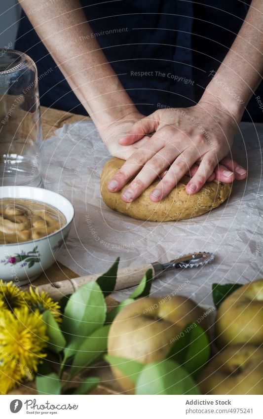 Person, die den Teig für das Gebäck knetet kneten Teigwaren Tisch Presse Apfel Bestandteil Küche frisch Lebensmittel vorbereiten Koch selbstgemacht organisch