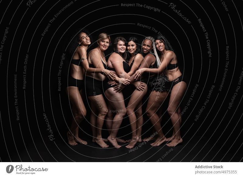 Gruppe von glücklichen multiethnischen Frauen in Unterwäsche körperpositiv vielfältig Menschengruppe Glück Umarmung Mutter anders Porträt Konzept schlank
