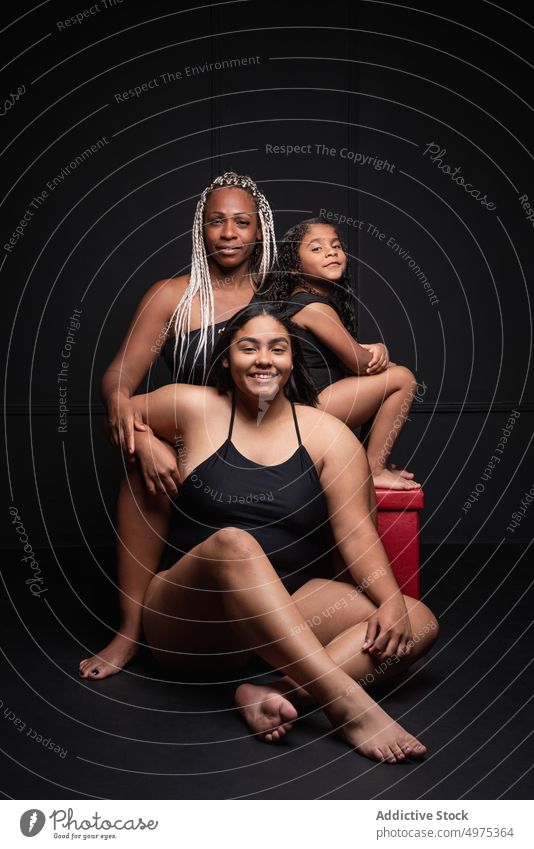 Multirassische Frauen und Kind in Bodysuits körperpositiv vielfältig Menschengruppe Übergröße Glück anders generationenübergreifend Porträt Konzept