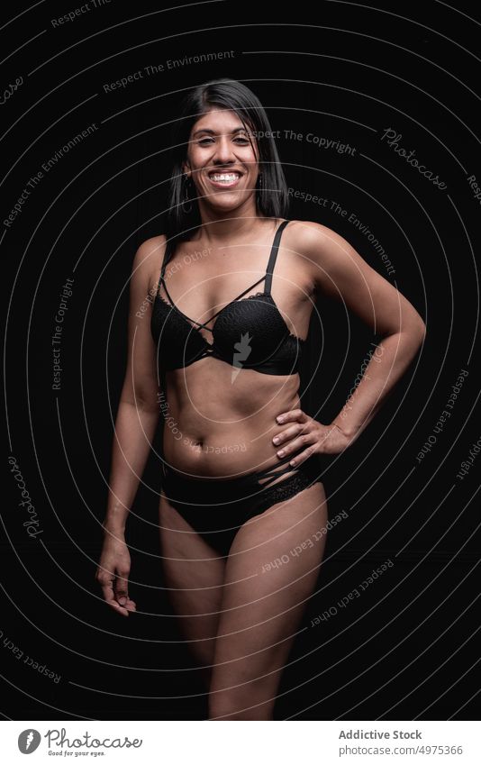Übergewichtige ethnische Frau in Dessous im Studio Übergröße Unterwäsche Lächeln positiv selbstbewusst brünett Glück körperpositiv Stil Outfit jung modern