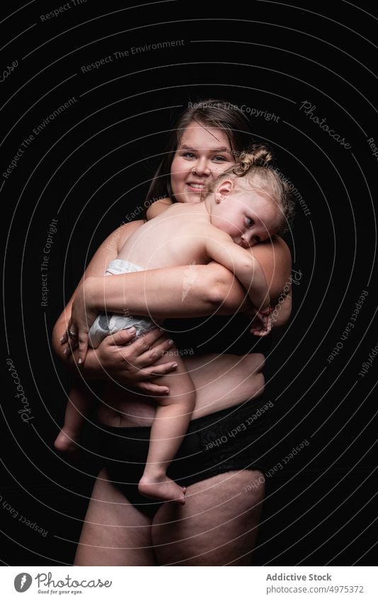 Glückliche übergewichtige Mutter mit Baby Frau Übergröße Liebe Zusammensein Umarmung Lächeln Porträt positiv Kind Mama mollig Übergewicht körperpositiv Konzept