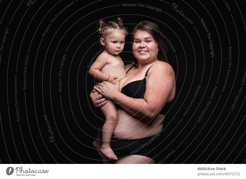 Glückliche übergewichtige Mutter mit Baby Frau Übergröße Liebe Zusammensein Umarmung Lächeln Porträt positiv Kind Mama mollig Übergewicht körperpositiv Konzept