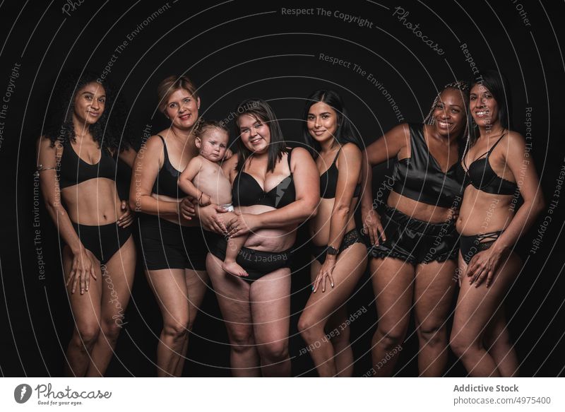 Positive multirassische Frauen in Unterwäsche mit Baby vielfältig Menschengruppe körperpositiv Glück Mutter anders Porträt Konzept schlank Übergröße
