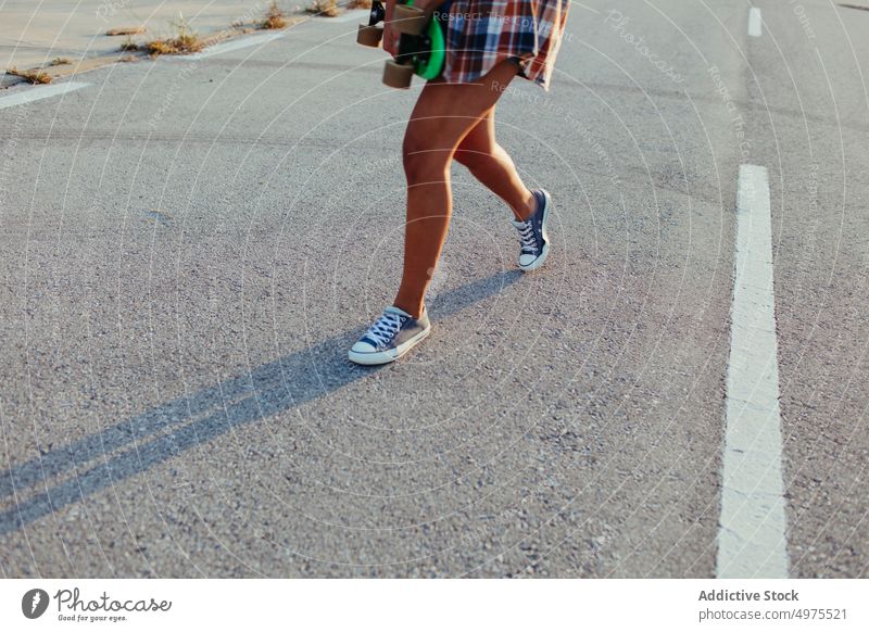 Ethnische Frau mit Penny Board Lochrasterplatte Straße Hipster Sommer Skater Afro-Look Sonnenuntergang Beine tausendjährig ethnisch Afroamerikaner schwarz