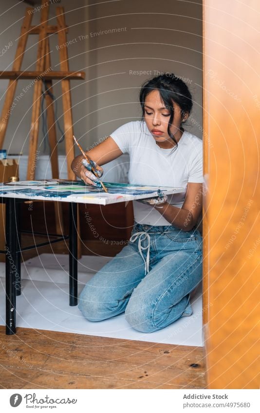 Künstlerin malt mit Pinsel auf Leinwand Frau zeichnen Farbe Inspiration kreativ Staffelei Pinselblume Pigment Wasserfarbe Kunst Talent Fähigkeit Prozess Hobby
