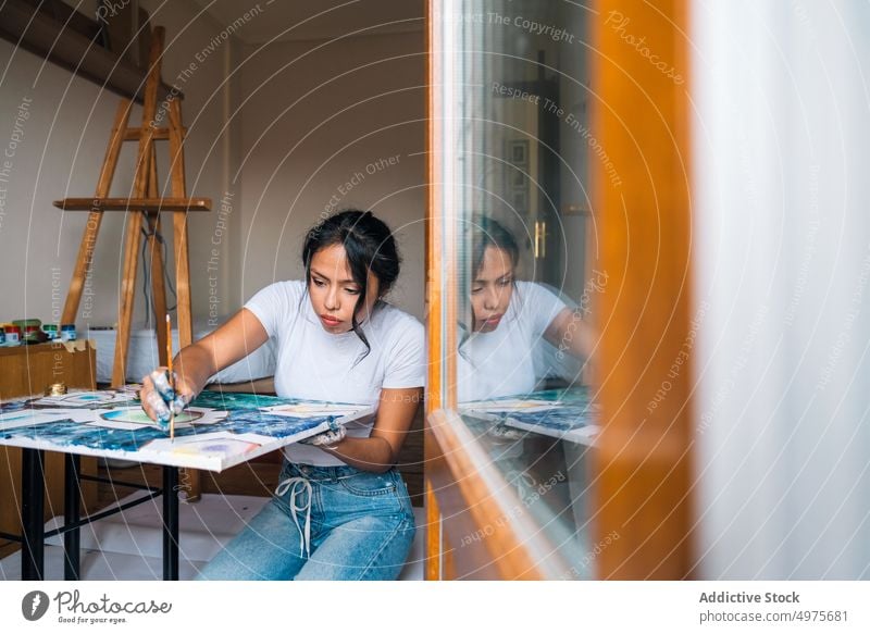 Künstlerin malt mit Pinsel auf Leinwand Frau zeichnen Farbe Inspiration kreativ Staffelei Pinselblume Pigment Wasserfarbe Kunst Talent Fähigkeit Prozess Hobby