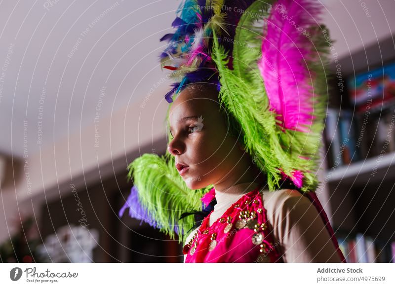 Kleines Mädchen im Karnevalskostüm Tracht sprechen Make-up Kopfbedeckung Feder farbenfroh Kind Tradition Glamour Feiertag Mode Accessoire Stil hell Maskerade