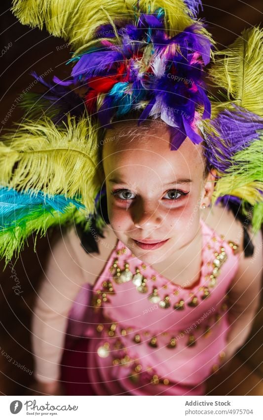 Kleines Mädchen im Karnevalskostüm Tracht sprechen Make-up Kopfbedeckung Feder farbenfroh Kind Tradition Glamour Feiertag Mode Accessoire Stil hell Maskerade