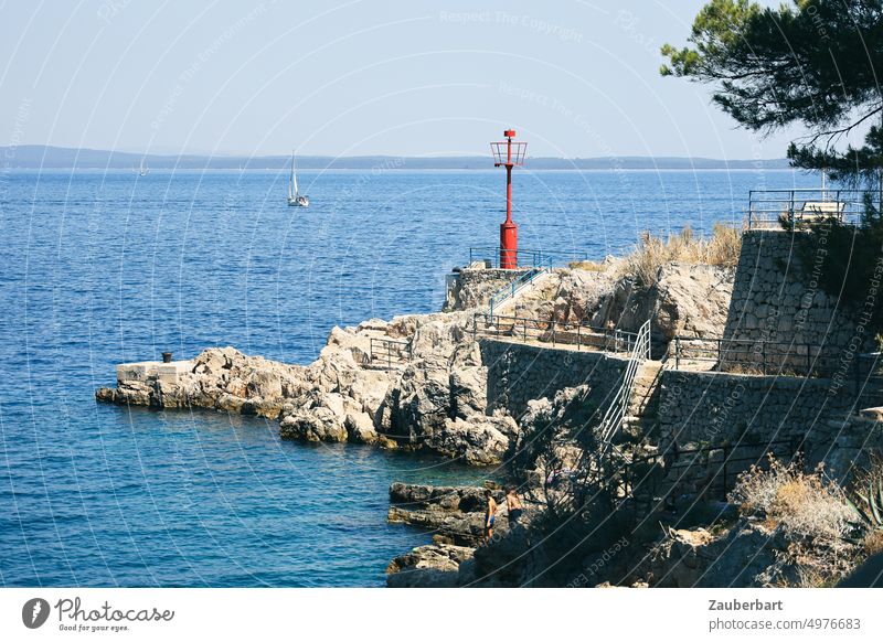 Küste, rotes Seezeichen, Felsen, Treppe und Meer Bake segeln Segelboot Mittelmeer Wassersport Hafen Hafeneinfahrt Schifffahrt Wasserfahrzeug Bootsfahrt