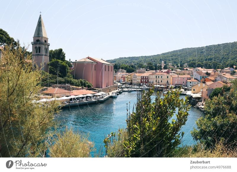 Blick auf den Hafen von Veli Lošinc mit Kirche und Hafenbecken Kroatien Mittelmeer Meer Sommer Ferien & Urlaub & Reisen Tourismus Bucht Reisefotografie Idylle