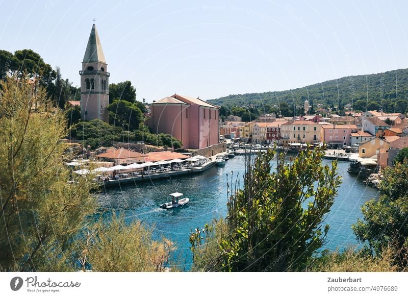 Blick auf den Hafen von Veli Lošinc mit Kirche, Hafenbecken und Boot Kroatien Mittelmeer Meer Schlauchboot Sommer Ferien & Urlaub & Reisen Tourismus Bucht