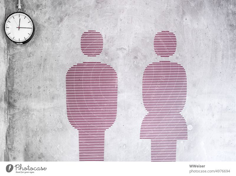 Mann und Frau unter Zeitdruck Toilette Symbol Geschlechter Zeichnung Strichmännchen Striche Beton Wand Uhr Uhrzeit Mittag Mitternacht Paar verwaschen roh