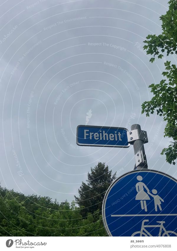 Freiheit, nach links Straße Straßenschild Zeichen Verkehrsschild Weg signalisieren Symbol Mutter und Kind Fahrrad Ausweg Richtung Beratung Symbole & Metaphern