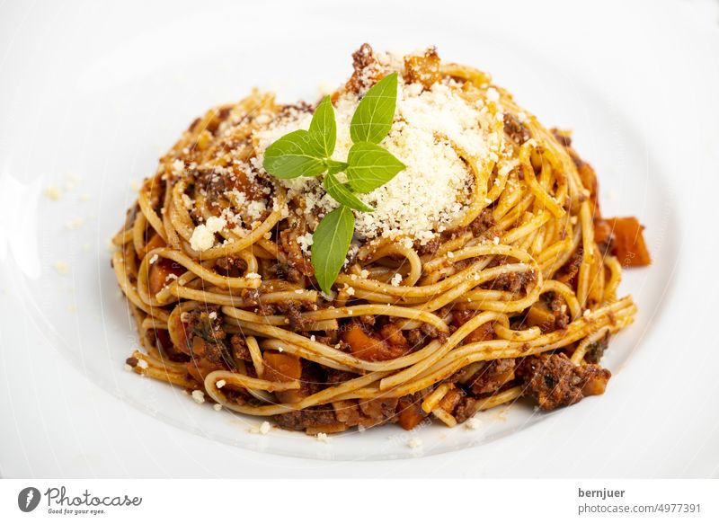 Spaghetti mit Sauce Bolognaise auf Weiß Tomate Hackfleisch Haufen Pasta Parmigiano Fleisch mediterran Essen italienisch bolognaise Küche Bolognese Rindfleisch