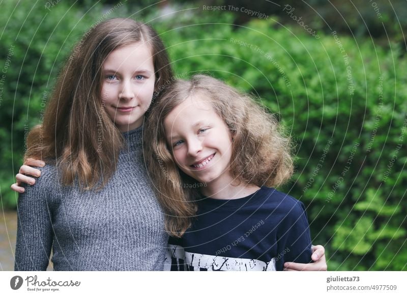 500! | Große Schwester, kleiner Bruder -> Geschwisterliebe Porträt 11 Jahre 14 Jahre Mädchen Junge Außenaufnahme Blick in die Kamera Lächeln Farbfoto Kindheit