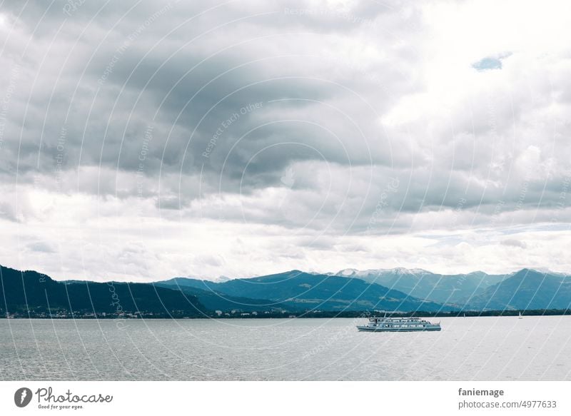 Ausflugsboot auf dem Bodensee Stiefel Schifffahrt Natur Landschaft bewölkt wolkig wolken dramatisch Regenwetter sehen Wasser Berge bergkette Lindau